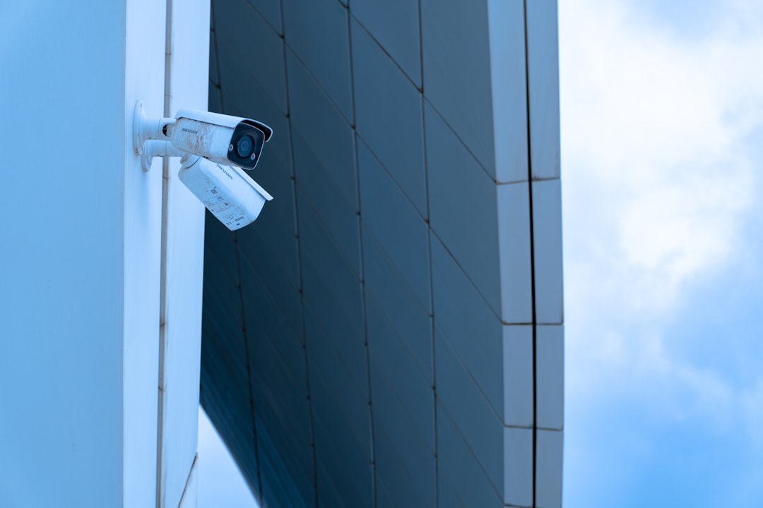 Cameră de supraveghere montată pe exteriorul unei clădiri de hotel, reprezentând un dispozitiv IoT care are nevoie de propria rețea segmentată